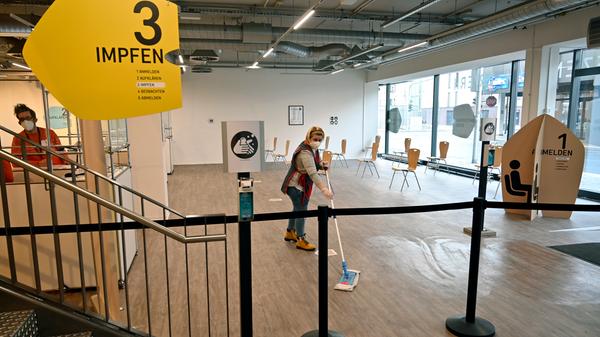 Eine Hundertjährige war unter den ersten über 80-Jährigen, die im Impfzentrum Erlangen eine Erstimpfung bekommen haben. Das war im Impfzentrum für die Stadt und ERH der Start für die Impfung angemeldeter Impfwilliger.