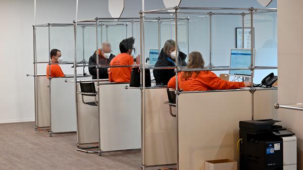 Eine Hundertjährige war unter den ersten über 80-Jährigen, die im Impfzentrum Erlangen eine Erstimpfung bekommen haben. Das war im Impfzentrum für die Stadt und ERH der Start für die Impfung angemeldeter Impfwilliger.