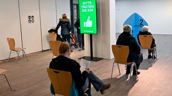 Eine Hundertjährige war unter den ersten über 80-Jährigen, die im Impfzentrum Erlangen eine Erstimpfung bekommen haben. Das war im Impfzentrum für die Stadt und ERH der Start für die Impfung angemeldeter Impfwilliger.
