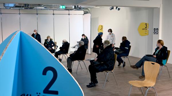 Eine Hundertjährige war unter den ersten über 80-Jährigen, die im Impfzentrum Erlangen eine Erstimpfung bekommen haben. Das war im Impfzentrum für die Stadt und ERH der Start für die Impfung angemeldeter Impfwilliger.