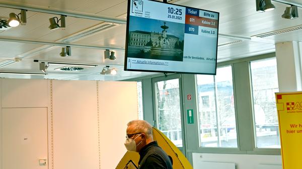Eine Hundertjährige war unter den ersten über 80-Jährigen, die im Impfzentrum Erlangen eine Erstimpfung bekommen haben. Das war im Impfzentrum für die Stadt und ERH der Start für die Impfung angemeldeter Impfwilliger.