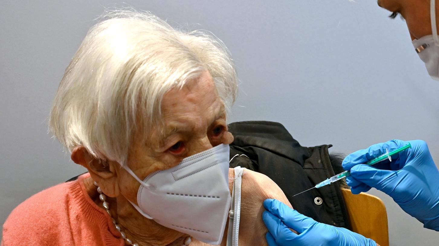 Erlangen: 100-Jährige erhält Corona-Impfung