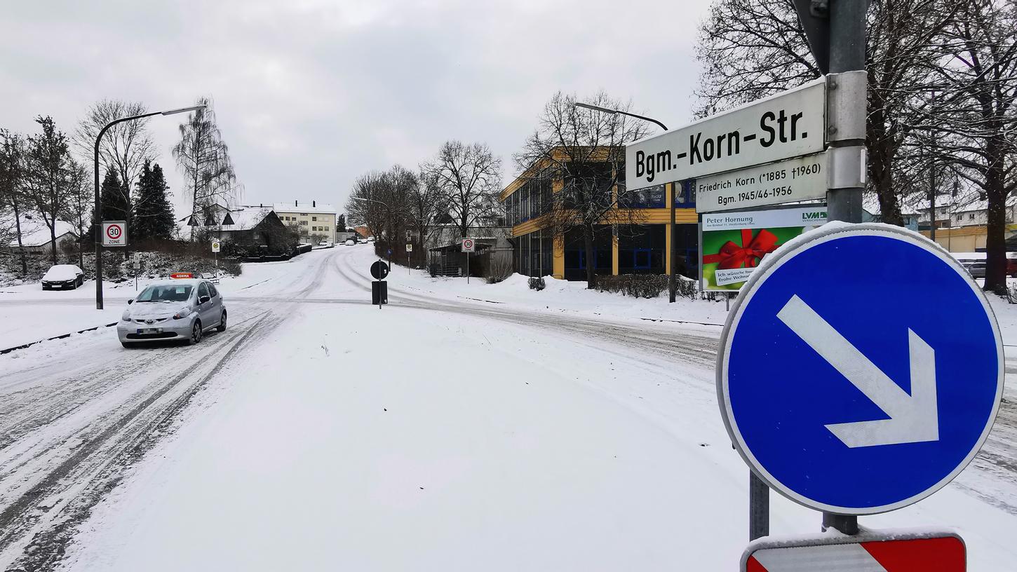 Ziemlich breit geht es bislang beiderseits der Verkehrsinsel von der Nürnberger Straße in die Bürgermeister-Korn-Straße am Treuchtlinger Galgenbuck. Dabei beginnt gleich hinter der Norma-Zufahrt (links) das Wohngebiet, dem eine solche „Rennstrecke“ gar nicht guttut. Ziemlich breit geht es bislang beiderseits der Verkehrsinsel von der Nürnberger Straße in die Bürgermeister-Korn-Straße am Treuchtlinger Galgenbuck. Dabei beginnt gleich hinter der Norma-Zufahrt (links) das Wohngebiet, dem eine solche „Rennstrecke“ gar nicht guttut.