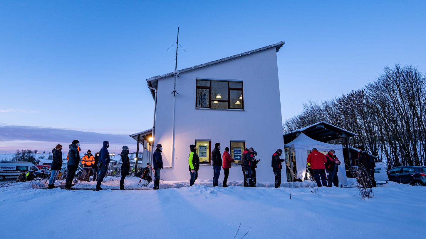 Warten im Schnee bei Furth im Wald: Vor einer Teststation an der Grenze zu Tschechien hat sich eine Menschenschlange gebildet.