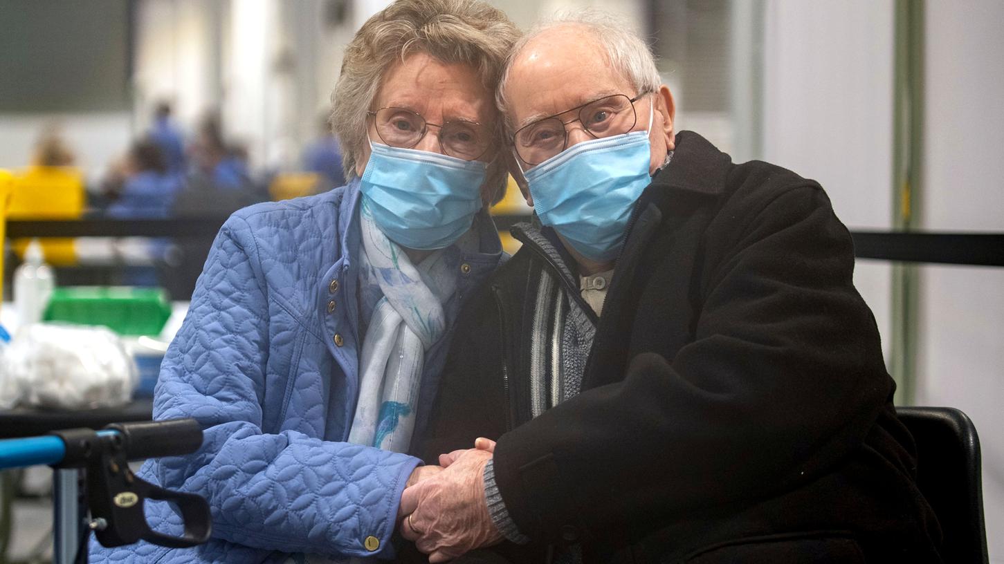 Geoff Holland (90) und Jenny Holland (86) haben gerade ihre Corona-Impfung erhalten.