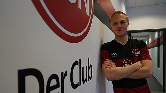 Mats Möller Daehli läuft künftig in Rot auf: Im Trikot des 1. FC Nürnberg.