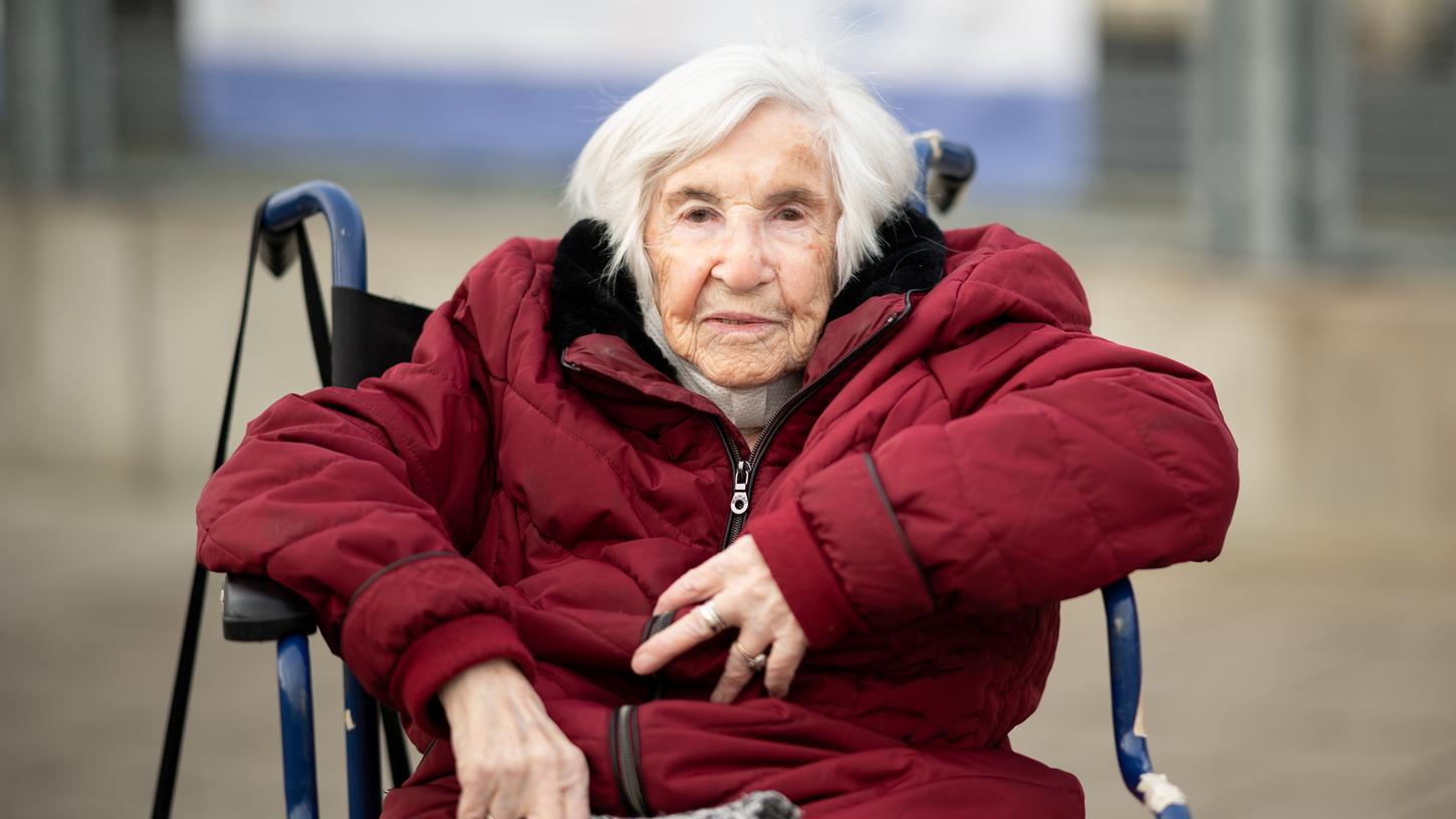 Esther Bejarano, Holocaust-Überlebende, sitzt in einem Rollstuhl vor dem Impfzentrum Hamburg. Die 96-Jährige hat sich im Impfzentrum Hamburg gegen das Coronavirus impfen lassen.
