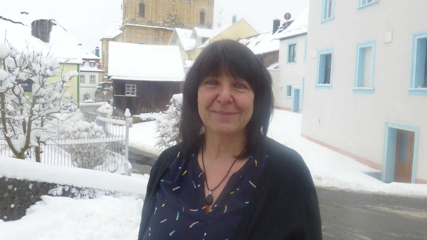 Monika Merz ist die neue Leiterin des Tourismusbüros in Gößweinstein, hier mit der Basilika im Hintergrund. 