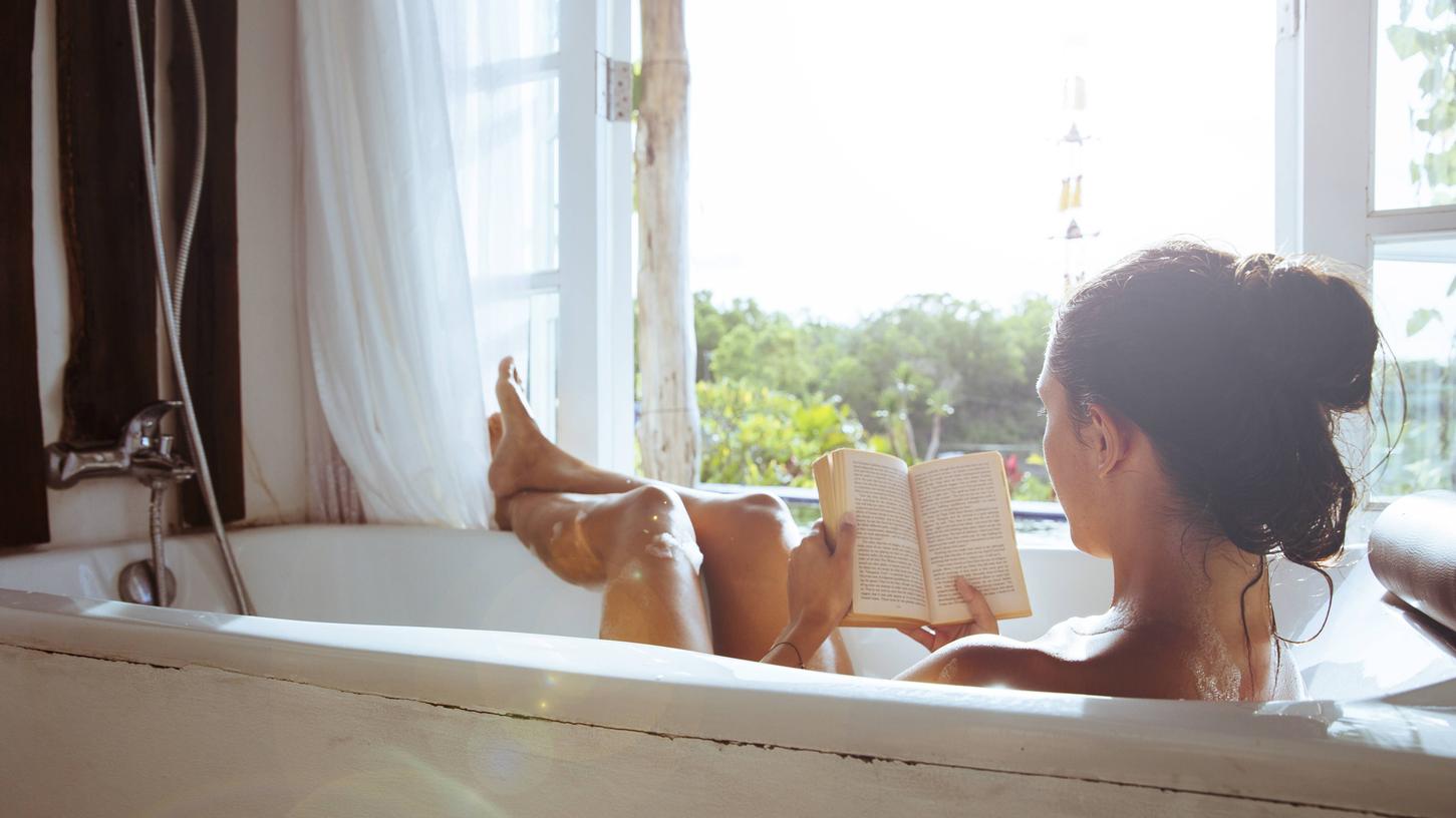 Lesen in der Badewanne kann sehr entspannend wirken.
