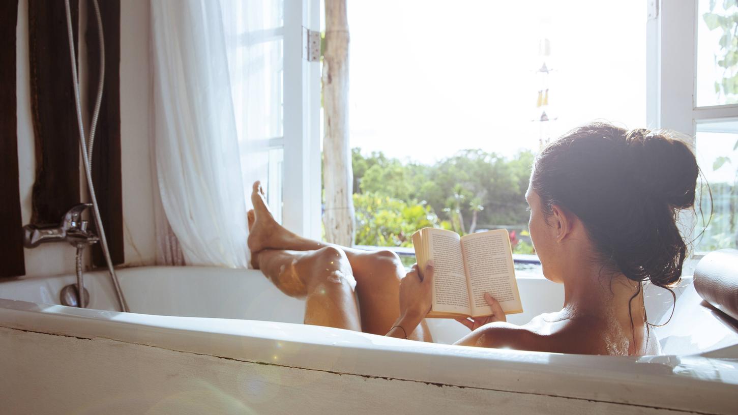 Lesen in der Badewanne kann sehr entspannend wirken.
Lesen in der Badewanne kann sehr entspannend wirken.