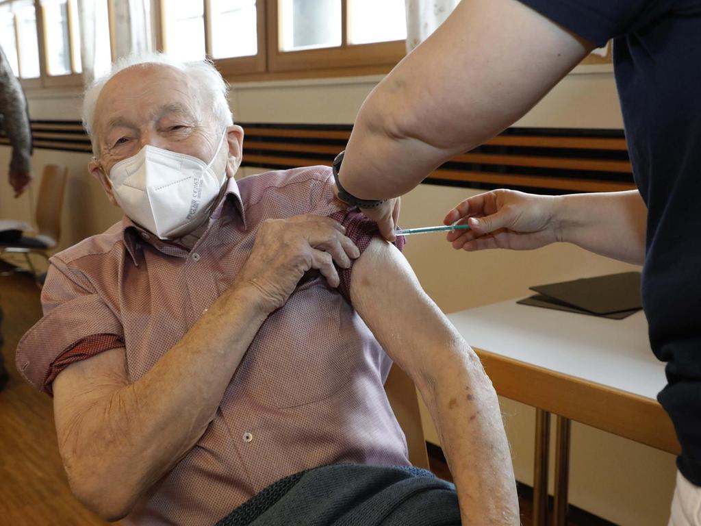 Der 92–jährige Konrad Heißenstein aus Bieberbach war einer von 117 Senioren, die am Montag zum Impftermin nach Affalterthal kamen.