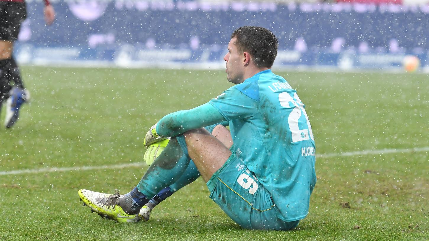 Torhüter Christian Mathenia, der notenbeste Nürnberger, gab gegen Hannover 96 eine recht unglückliche Figur ab. Torhüter Christian Mathenia, der notenbeste Nürnberger, gab gegen Hannover 96 eine recht unglückliche Figur ab.