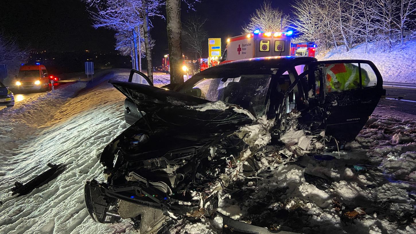 Bei einem schweren Verkehrsunfall bei Butterhof in Weiden kam ein Fahranfänger bei einer Frontalkollision zweier Autos ums Leben.