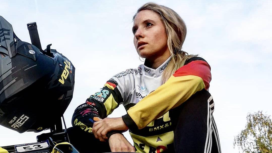 Hängt den Helm an den Lenker: Nadja Pries beendet ihre BMX-Karriere.