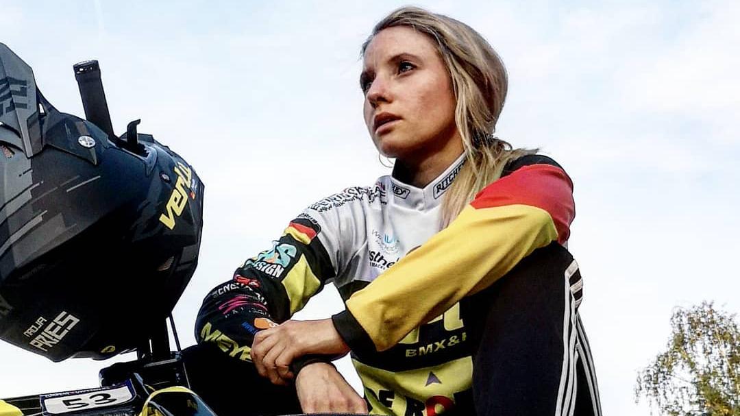 Hängt den Helm an den Lenker: Nadja Pries beendet ihre BMX-Karriere. Hängt den Helm an den Lenker: Nadja Pries beendet ihre BMX-Karriere.
