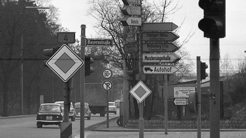 Nun beginnen sie auch auf den Straßen in und um Nürnberg zu sprießen, die Vorboten der neuen Straßenverkehrsordnung. Als erste – gelb, krokusfarben, die richtigen Frühlingskünder – die Vorfahrtsstraßen-Schilder: auf die Spitze gestellte Vierecke, gelb mit weißem Rand, etwas größer als die bisherigen weißen mit roter Umrandung. Hier geht es zum Kalenderblatt vom 29. Januar 1971: Der Schilderwald wird noch dichter.
