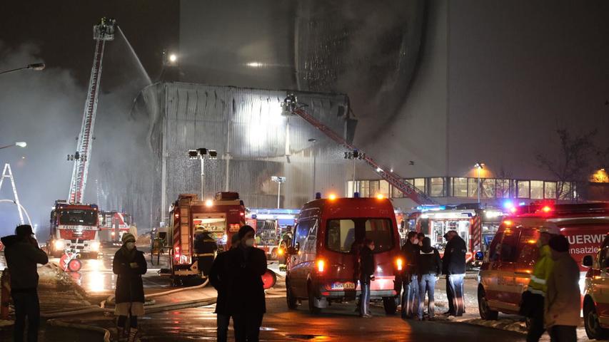Großbrand in Maschinenhalle auf Nürnberger Siemens-Gelände