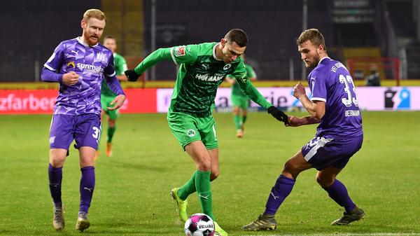Monster-Dribbling, das vier Osnabrücker Gegenspielern noch den Schlaf rauben wird. In der veränderten Fürther Mannschaft eine Stütze im Angriff, allerdings nicht ganz so auffällig. 39 Ballkontakte und kein Torschuss - da gab es schon bessere Auftritte des Kapitäns.