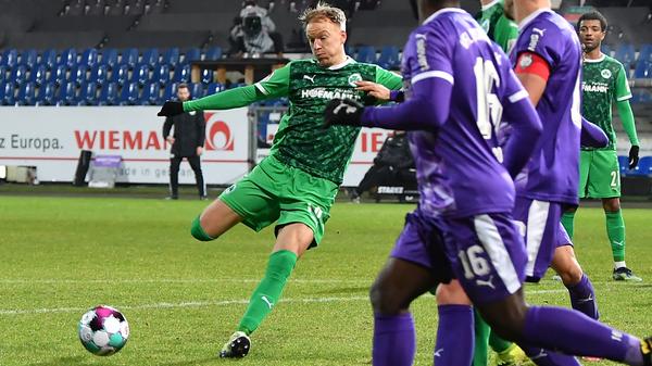 Erst in der 81. Minute eingewechselt. Dann aber gleich mit einem strammen Schuss, der die Partie hätte endgültig für Fürth entscheiden können. Der Abschluss zu unplatziert.