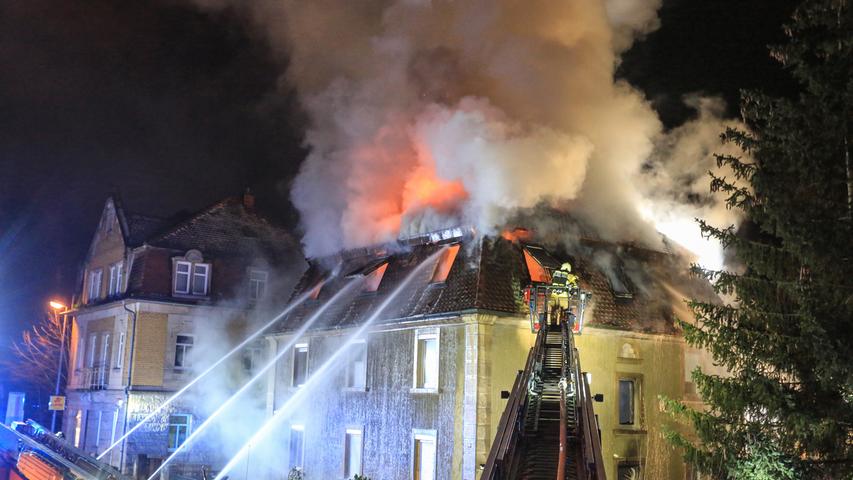 Wohnhausbrand: Drei Bewohner aus brennendem Obergeschoss gerettet