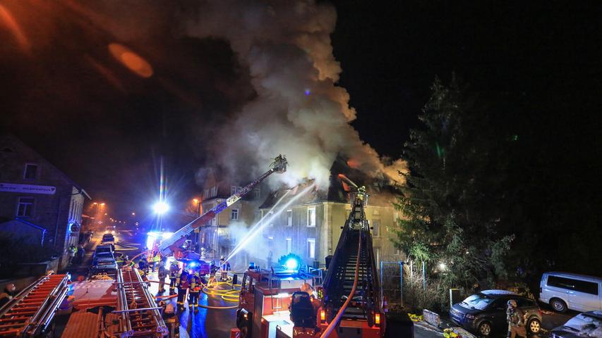 Wohnhausbrand: Drei Bewohner aus brennendem Obergeschoss gerettet