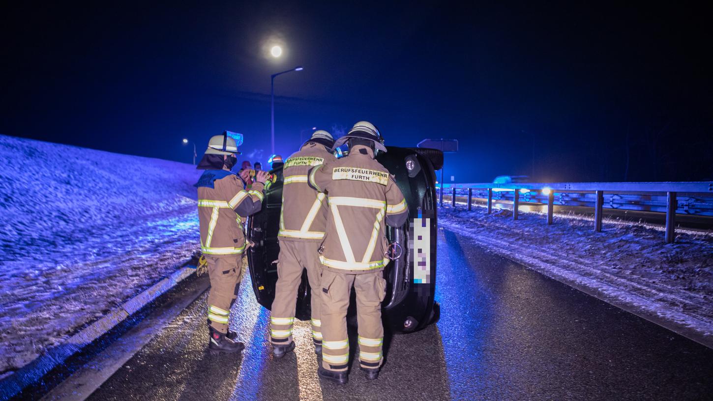 Verkehrsunfall bei Fürth: Auto kippt auf Seite
