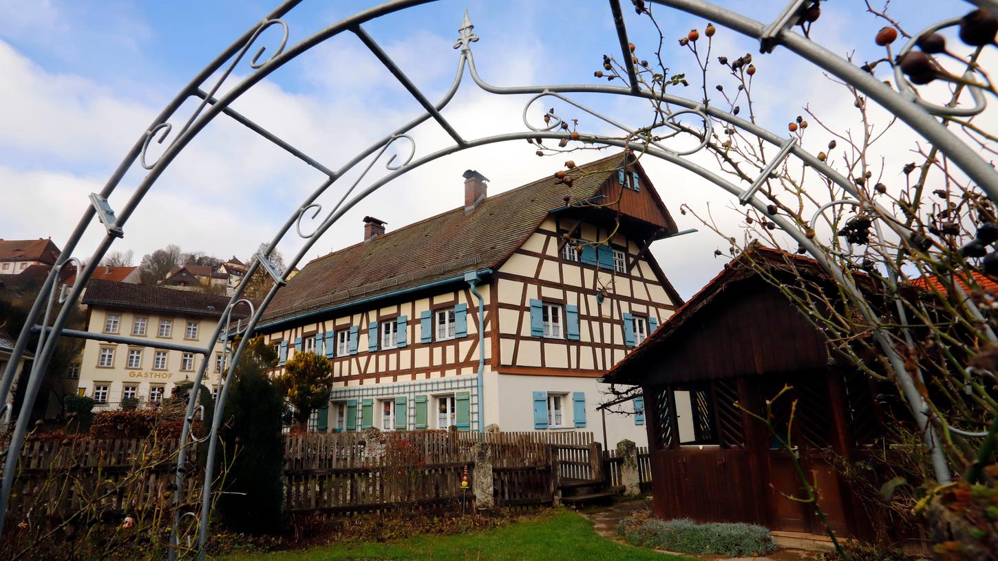 Herzlich Willkommen in Egloffstein. Der Luftkurort in der Fränkischen Schweiz wartet mit Fachwerkhäusern, einer Burg und besonderen Blicken auf Berge und Täler auf seine Besucher. 