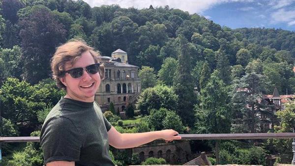 "Einen Urlaub gebucht habe ich noch nicht. Da wollte ich warten bis man genauer absehen kann, wie das mit dem Lockdown und eventuellen Reisebeschränkungen ist. Aber wenn es möglich ist, fahre ich ein paar Tage nach NRW und schaue mir dort die Industriedenkmäler an. Deutschland würde ich eher nicht verlassen - falls die Grenzen wieder geschlossen werden, möchte ich nicht Teil einer Rückholaktion werden." Peter Messelhäußer, 21, aus Würzburg