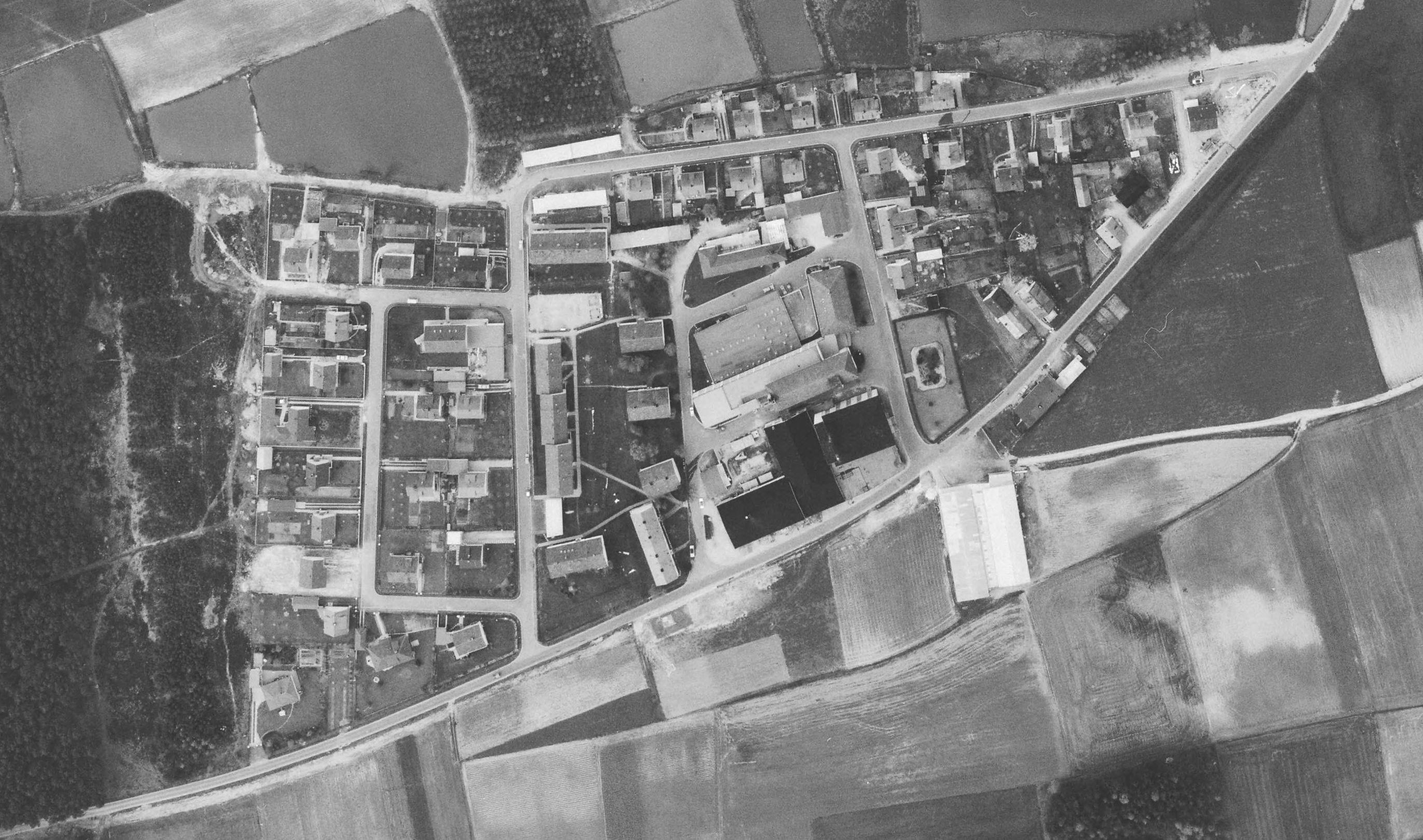 Schon 1966 war das Seeland-Gebäude von Wohnbauten umgeben. Das Fabrikgebäude wurde später vergrößert, die Hauptstraße wurde ein ganzes Stück nach Süden verlagert.  