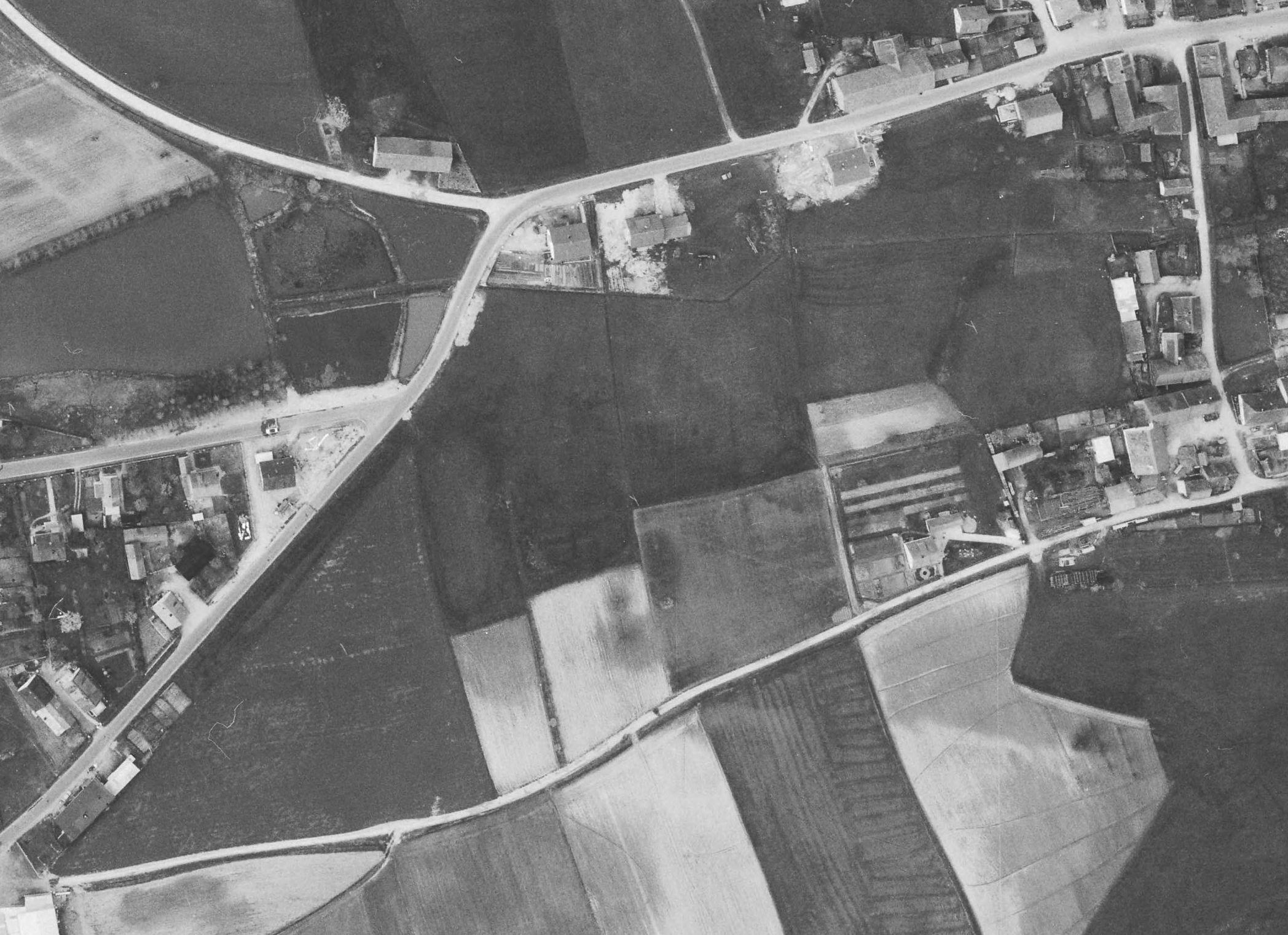 Der kleine Weg unten quer durch das Bild wird einmal die gut ausgebaute Emskirchener Straße sein. Die Straße ganz rechts (senkrecht) ist die Schwalbengasse. Und was wie die Hauptstraße aussieht, ist der Finkenweg.