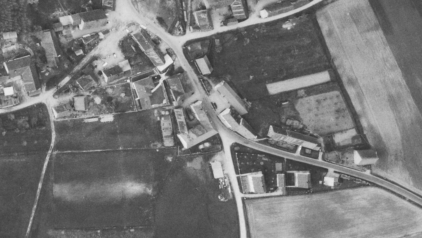 Seinerzeit der südöstliche Zipfel des Ortes. Nach unten weg führt die Straße nach Eckenberg, rechts geht's nach Münchaurach. Entlang dieser Straßen befinden sich mittlerweile Wohn- und Gewerbegebiete.  