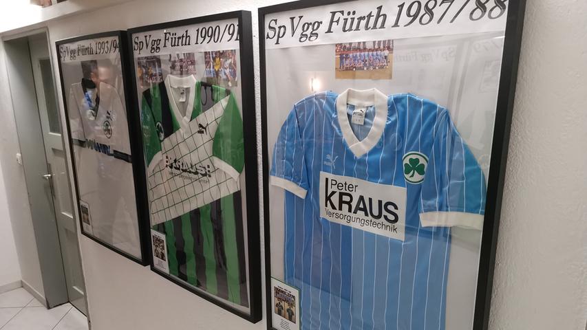 Ja, die Spielvereinigung hat auch mal in Hellblau gespielt. Das Auswärtstrikot hängt neben einem bekannten Exemplar aus der Saison 1990/91. Ganz im 90er-Style mit wildem geometrischen Muster bezwang das Kleeblatt die Borussia aus Dortmund im DFB-Pokal.