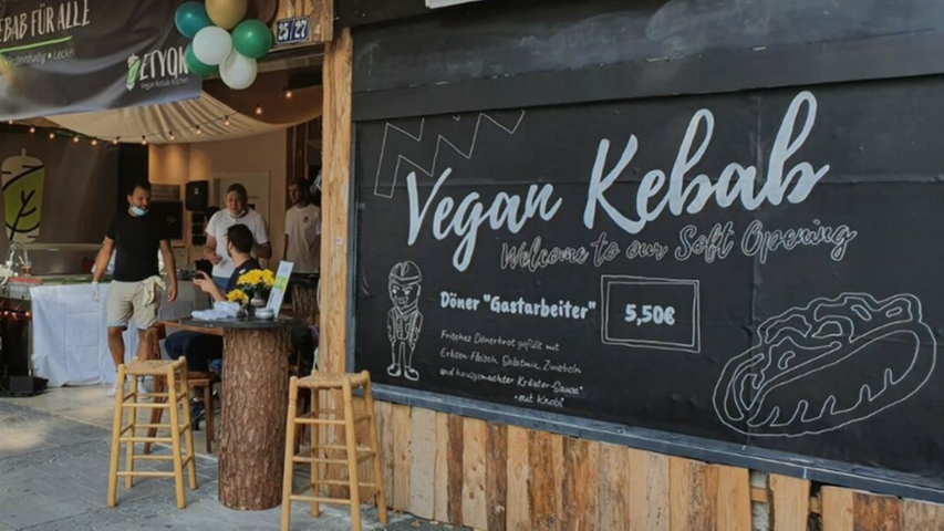 Platz sechs geht an Etyok Vegan Kebab, denn dort kommen vegane und nicht-vegane Döner-Fans auf ihre Kosten. Auch die Donuts, die es als Nachspeise gibt, sind vegan. Weitere Infos zum Etyok erhalten Sie in unserem Gastro-Guide .
