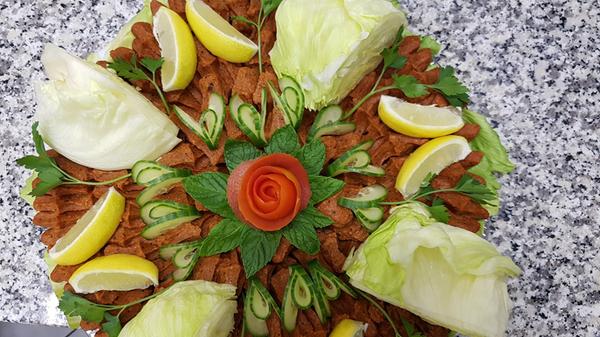 Das Restaurant bietet nicht nur deftige, pflanzliche Speisen an, sondern auch veganes Tiramisu und veganen Cheesecake.