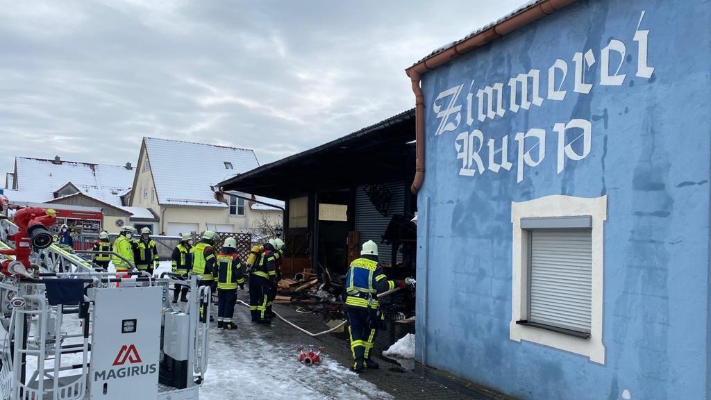 Zimmerei in Berching in Flammen: Feuerwehr verhindert Inferno