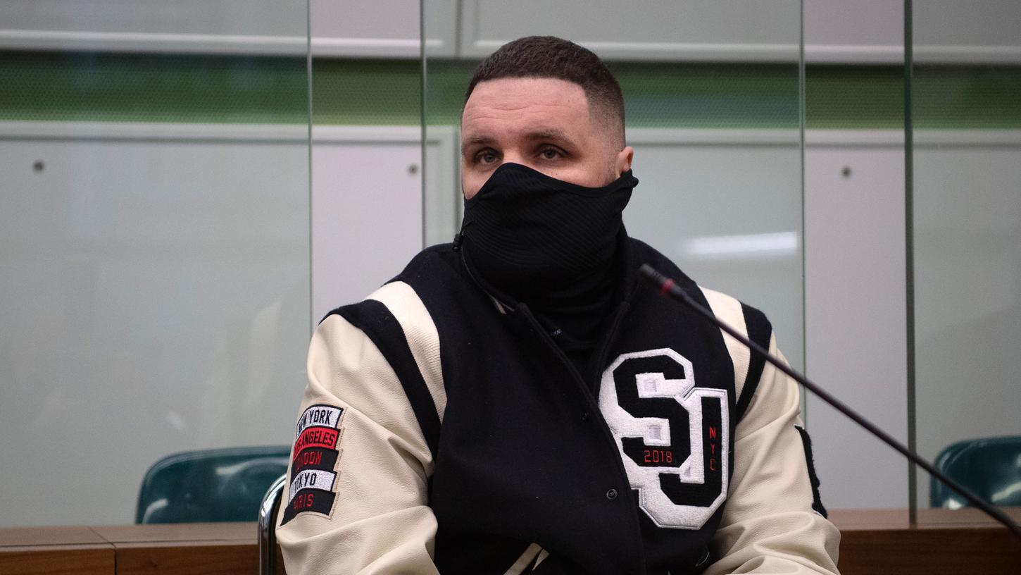 Rapper Fler, bürgerlich Patrick Losensky, sitzt in einem Gerichtssaal. Das Verfahren hatte bereits im November 2020 begonnen, musste dann aber wegen Erkrankung des Angeklagten ausgesetzt werden.