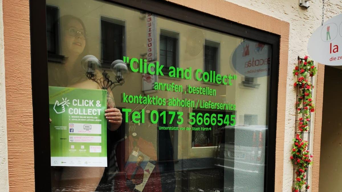 Damit die Kunden den La Cola Secondhand Shop in Fürth nicht vergessen, stellt sich Inhaberin Sabrina Rodehau auch nackt ins Schaufenster.
