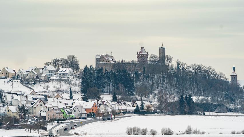 Die Abenberger Burg in weißem Gewand.