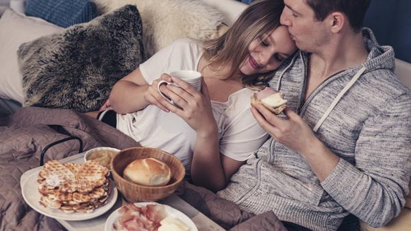 Ein Brunch im Lieblingscafé? Puh, das ist schon ganz schön lange her. Aber wie wäre es mit einem romantischen Frühstück im Bett mit Croissants, Café, Champagner? Das lässt nicht nur das Herz höherschlagen, sondern verkürzt auch die Wartezeit auf den nächsten Restaurant-Besuch.