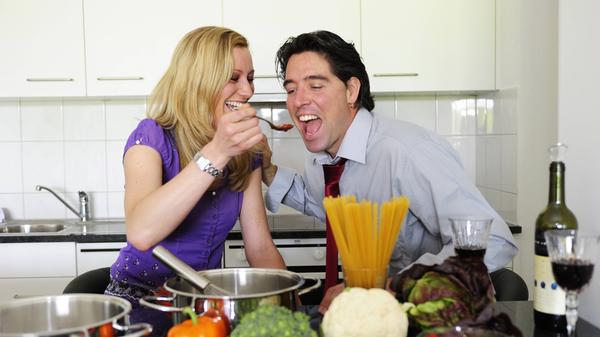 Mit einem romantischen Candle-Light-Dinner im Restaurant wird es dieses Jahr leider nichts. Warum nicht einfach Kerzenlicht und Gourmet-Essen nach Hause holen? Spaß ist beim gemeinsamen Kochen garantiert - und vielleicht wird danach nicht nur das leckere Essen vernascht.