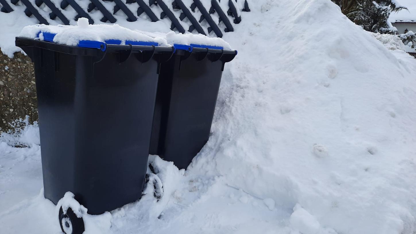 Das Schneechaos mancherorts im Landkreis bringt die Müllabfuhr in Bedrängnis. 