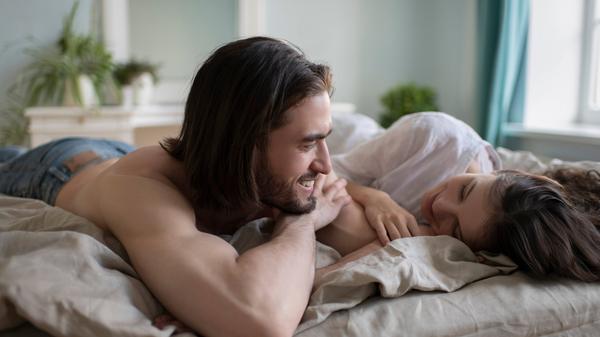 Jalousien zu und Fernseher an! Nachdem es dieses Jahr sowieso keine spannenden Alternativen gibt: Wie wäre es denn, sich den ganzen Tag zusammen zu kuscheln und die neuesten Serien auf Netflix, Amazon und Co. zu streamen? Dazu noch lecker bestelltes Essen und am Ende ein süßes Dessert.