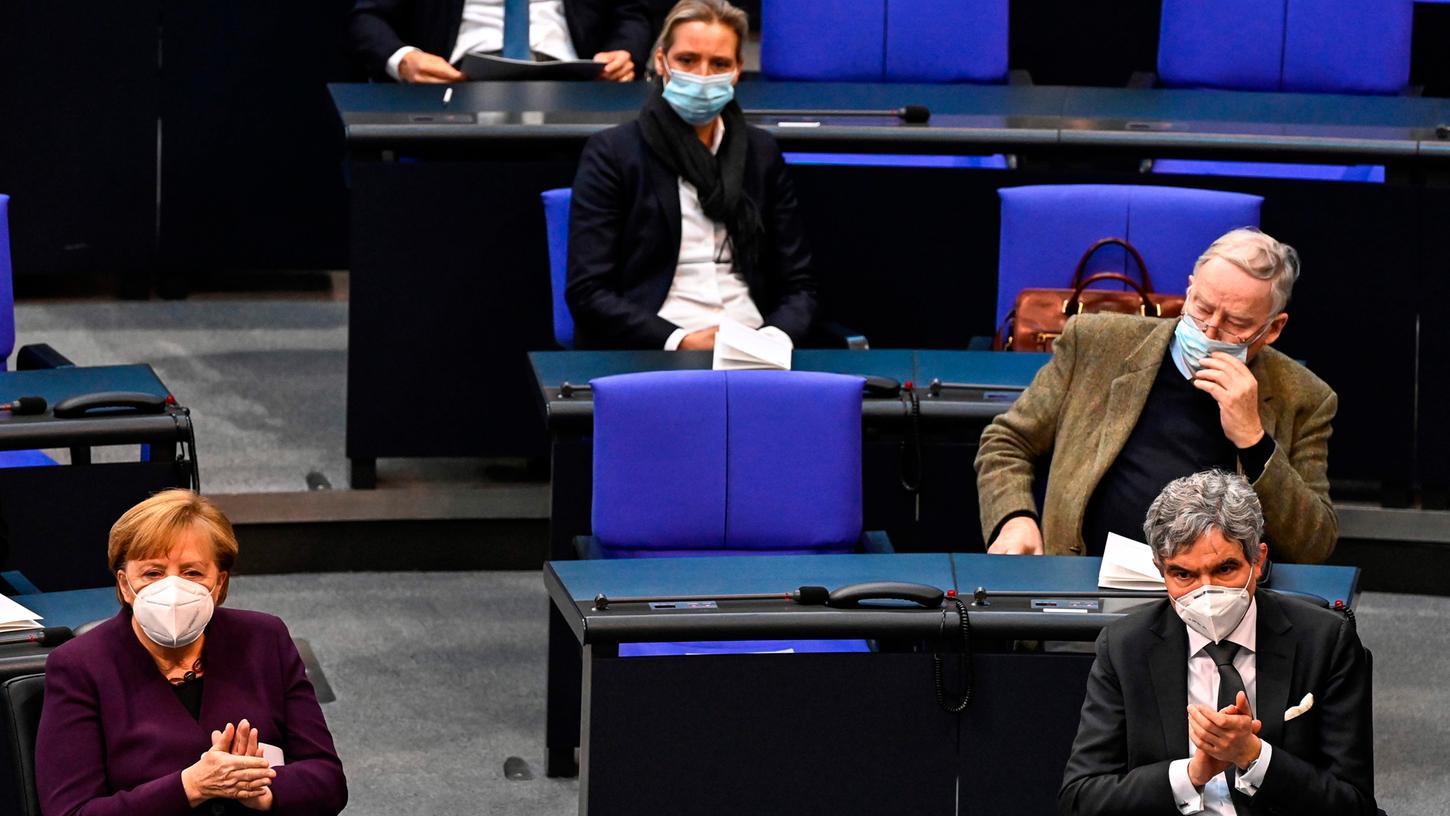 Die Afd (rechts im Bild) im Bundestag könnte bald vom Verfassungsschutz beobachtet werden.