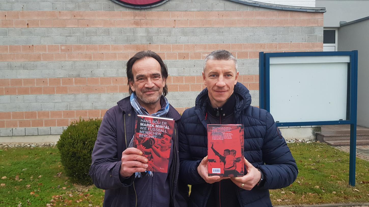 Glückliche Menschen: Hans Böller und Marek Mintal mit Buch.