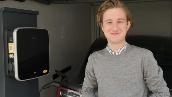 Der Wirtschaftsingenieur Eduard Schlutius organisiert und verwaltet mit seinem Unternehmen reev Lademöglichkeiten für Firmen und Wohnungswirtschaft. Aktuell schafft er die Lade-Infrastruktur für mehrere Nürnberger Wohnbaugesellschaften sowie 180 Ladepunkte an verschiedenen Standorten für den Fuhrpark der N-Ergie – die Ladestelle in Sandreuth zählt zu den größten in Bayern. Der Nürnberger Energieversorger und das Laufer Unternehmen ABL sind die beiden Hauptinvestoren von reev.
Der Wirtschaftsingenieur Eduard Schlutius organisiert und verwaltet mit seinem Unternehmen reev Lademöglichkeiten für Firmen und Wohnungswirtschaft. Aktuell schafft er die Lade-Infrastruktur für mehrere Nürnberger Wohnbaugesellschaften sowie 180 Ladepunkte an verschiedenen Standorten für den Fuhrpark der N-Ergie – die Ladestelle in Sandreuth zählt zu den größten in Bayern. Der Nürnberger Energieversorger und das Laufer Unternehmen ABL sind die beiden Hauptinvestoren von reev.