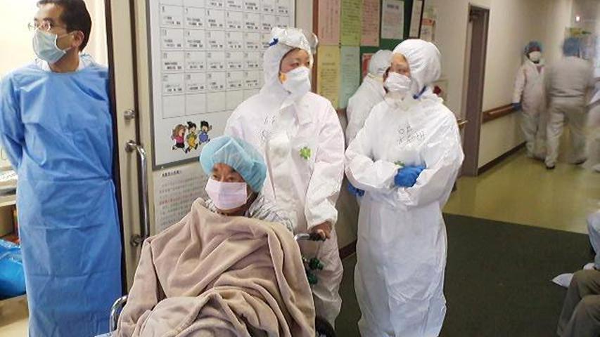 Die Krankenschwestern in einem Krankenhaus bei Fukushima tragen Schutzkleidung.