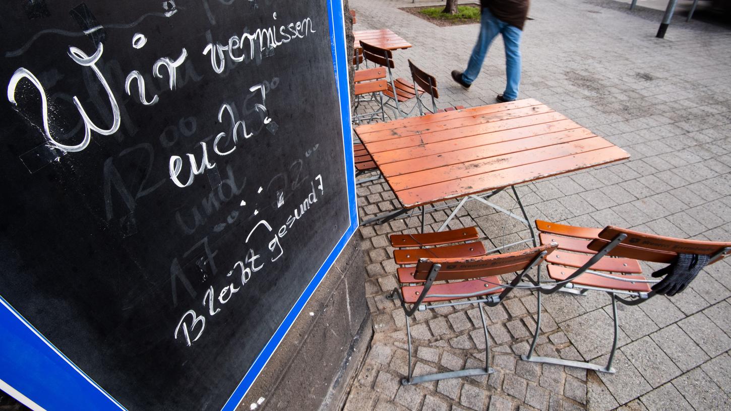 "Wir vermissen euch. Bleibt gesund", steht auf dem Schild einer Gaststätte in Hannover.