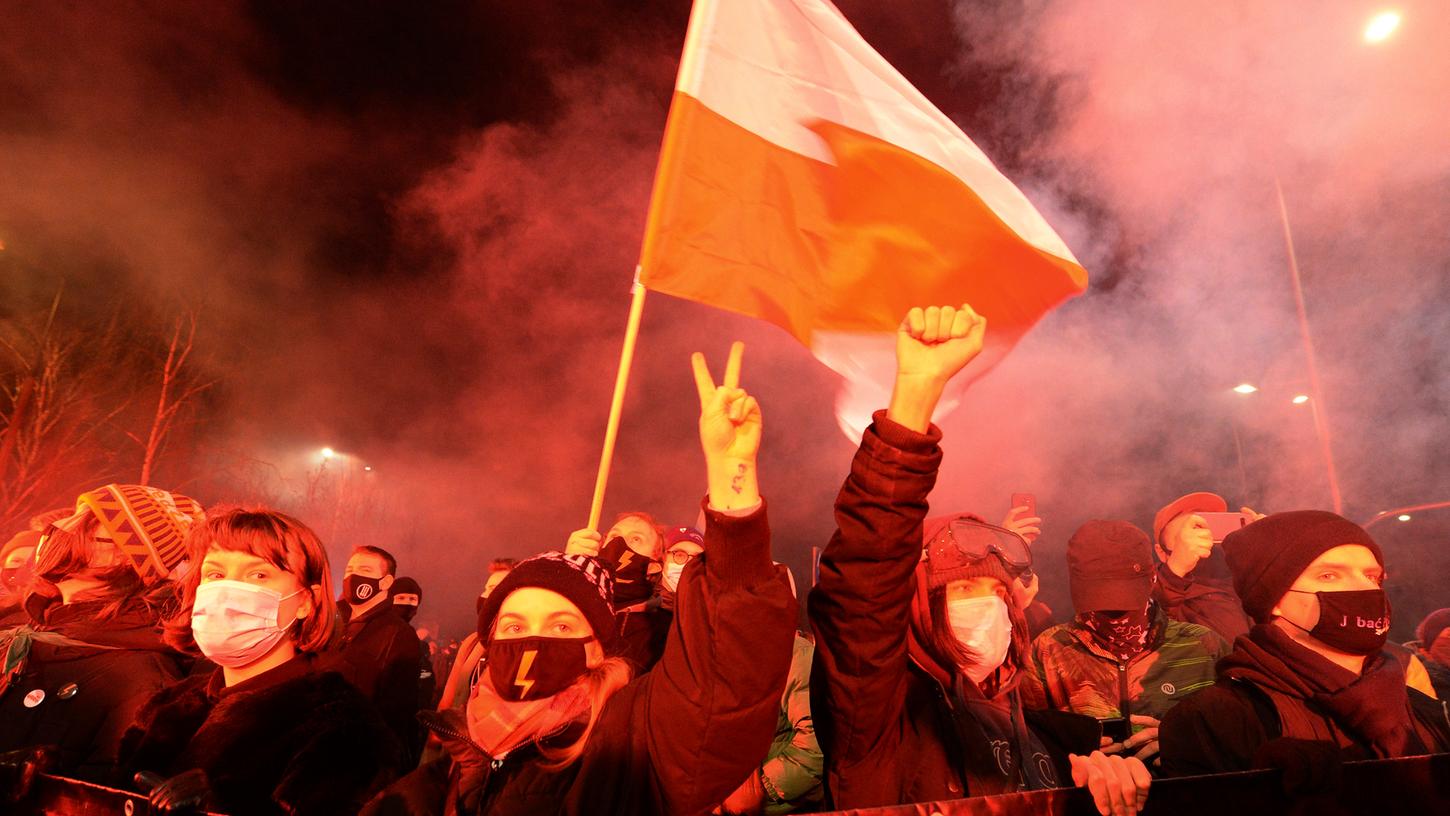 In Polen sind erneut viele Menschen auf die Straße gegangen, um gegen eine Verschärfung des Abtreibungsrechts zu protestieren. 