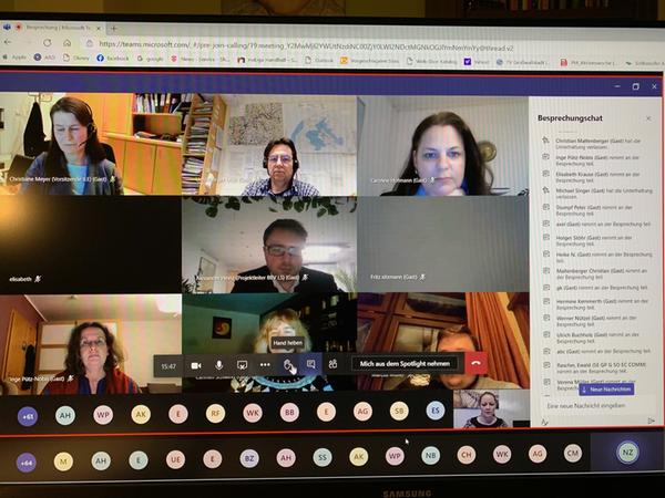 Parallel zur Video-Konferenz gab es für die Teilnehmer/innen die Möglichkeit, sich in einem Chat schriftlich auszutauschen. Das wurde auch für Beschimpfungen genutzt.