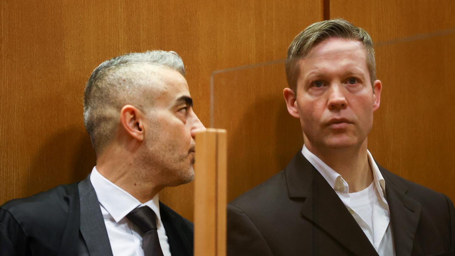 Lebenslang: Der Hauptangeklagte im Prozess um den Mord am Kasseler Regierungspräsidenten Lübcke, Stephan Ernst (r.), sitzt im Gerichtssaal neben seinem Anwalt Mustafa Kaplan.
